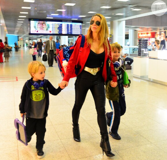 Danielle Winits é clicada em aeroporto acompanhada dos filhos Noah, de 7 anos, e Guy, de 3