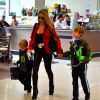 Danielle Winits é clicada em aeroporto acompanhada dos filhos Noah, de 7 anos, e Guy, de 3