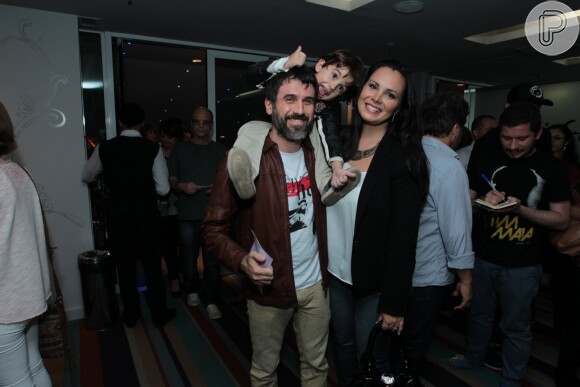 Eriberto Leão comparece ao teatro com a família. Ator de 'Malhação' levou o filho, João, e a esposa, Andréia Leão