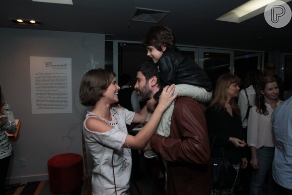 Isabella Santoni se encontra com o colega de 'Malhação' Eriberto Leão e brinca com o filho do ator, João