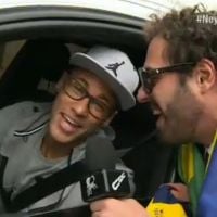 Neymar dá camisa do Barcelona para o 'CQC' e afirma: 'Vou torcer pelo Santos'