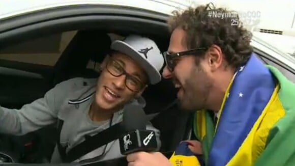 Neymar dá camisa do Barcelona para o 'CQC' e afirma: 'Vou torcer pelo Santos'