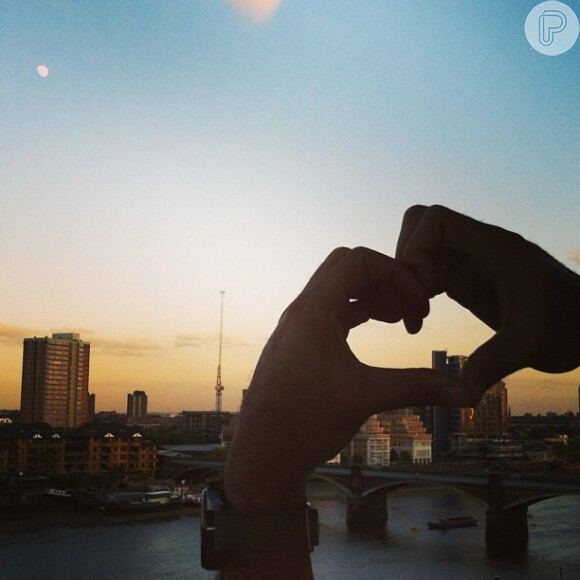 Paula Morais postou uma foto de Londres com as mãos de Ronaldo fazendo um coração nesta quarta-feira, 22 de maio de 2013