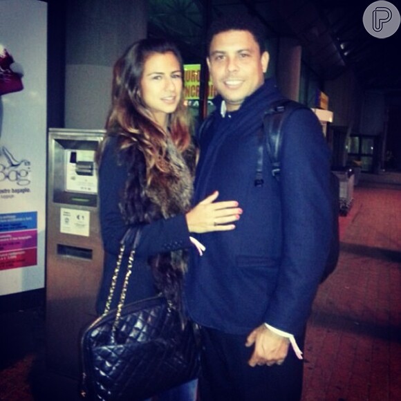 No início deste mês, Paula Morais compartilhou uma foto no Instagram na qual aparece agarradinha com o namorado Ronaldo, em Londres. Na legenda, a Dj escreveu: 'Lar é onde eu estiver com você'