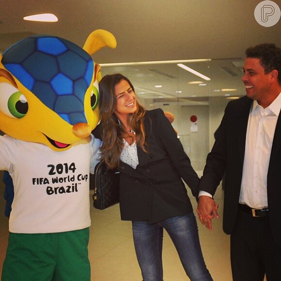 O casal posa ao lado do mascote da Copa do Mundo de 2014