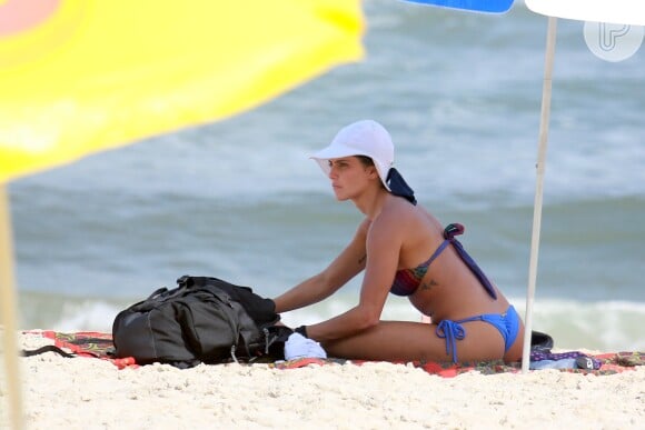 Deborah Secco esteve na praia no dia 27 de março, ainda com uma barriguinha discreta