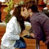 Israel (Kayky Brito) beijou Liz (Débora Rebecchi) pensando que ela era Bia (Raquel Fabbri) e os dois começaram a namorar, na novela 'Alto Astral'