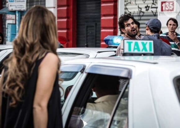 Ninho (Juliano Cazarré) é levado pela polícia e Paloma (Paolla Oliveira) nem sabe por que ele está sendo preso, em 'Amor à Vida'
