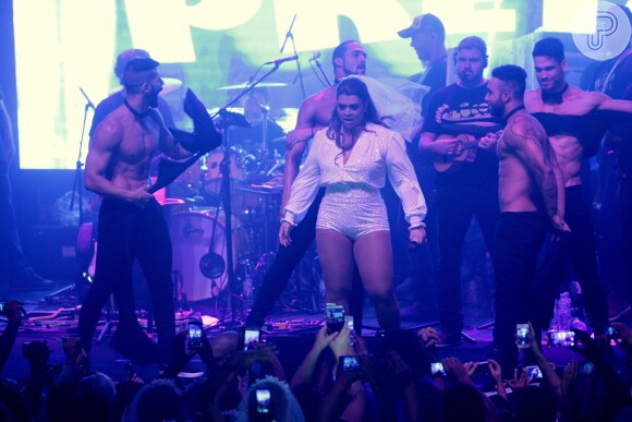 Preta Gil faz show de desepedida de solteira em boate gay no Rio, na noite desta quinta-feira, 30 de abril de 2015
