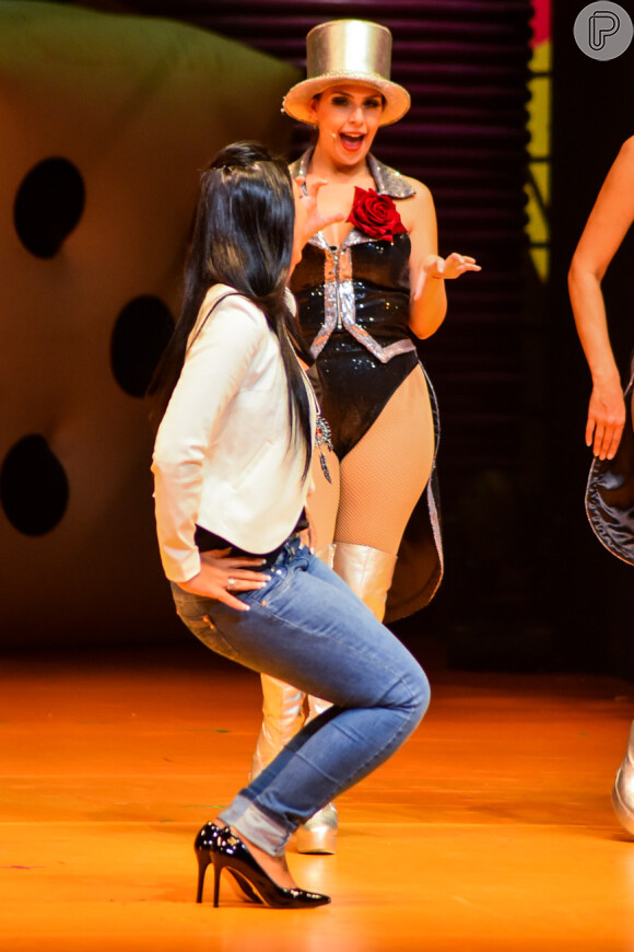 Amanda Djehdian, do 'BBB15', dança e rebola em espetáculo teatral