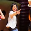 Desinibida, Amanda Djehdian, do 'BBB15', dança com chacretes em peça em São Paulo