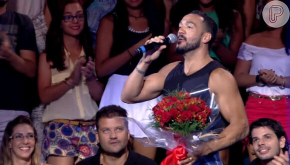 Com um buquê de flores na mão, Belo fez uma surpresa para Gracyanne Barbosa no 'Saltibum'