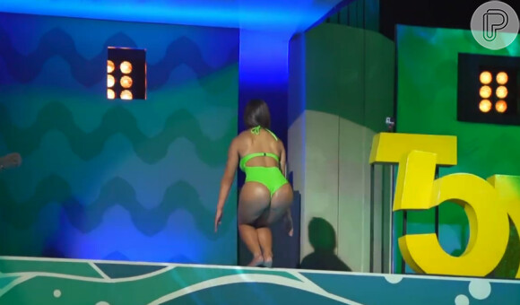 Carol Nakamura exibe boa forma de maiô no 'Caldeirão do Huck' e se classifica para a próxima etapa do 'Saltibum'. Ela pulou de costas!