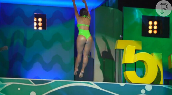 Carol Nakamura exibe boa forma de maiô no 'Caldeirão do Huck' e se classifica para a próxima etapa do 'Saltibum'. Ela pulou de costas!