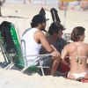 Grávida, Deborah Secco troca carinhos com o noivo, Hugo Moura, na praia da Barra da Tijuca, no Rio