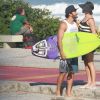 Grávida, Deborah Secco troca carinhos com o noivo, Hugo Moura, na praia da Barra da Tijuca, no Rio