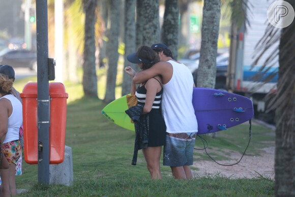 Grávida, Deborah Secco troca carinhos com o noivo, Hugo Moura, na praia da Barra da Tijuca, no Rio, neste domingo, 3 de maio de 2015