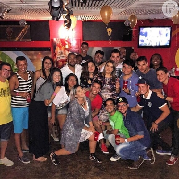Preta Gil posa com fãs em chá de lingerie organizado em bar do Rio de Janeiro