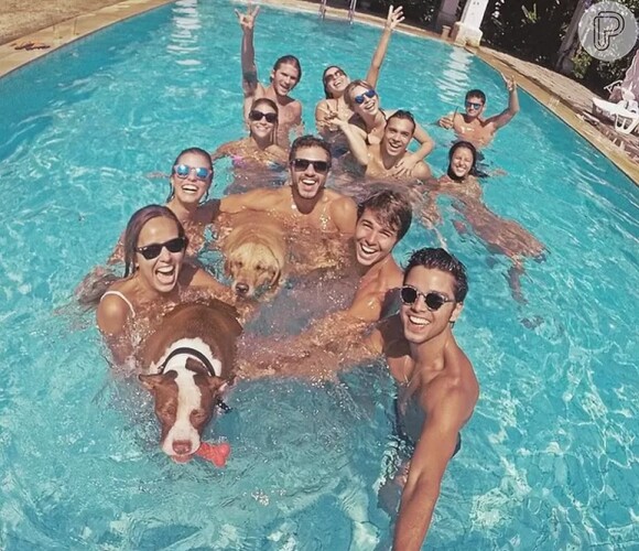 Yanna Lavigne e Bruno Gissoni também aparecem em piscina com grupo de amigos