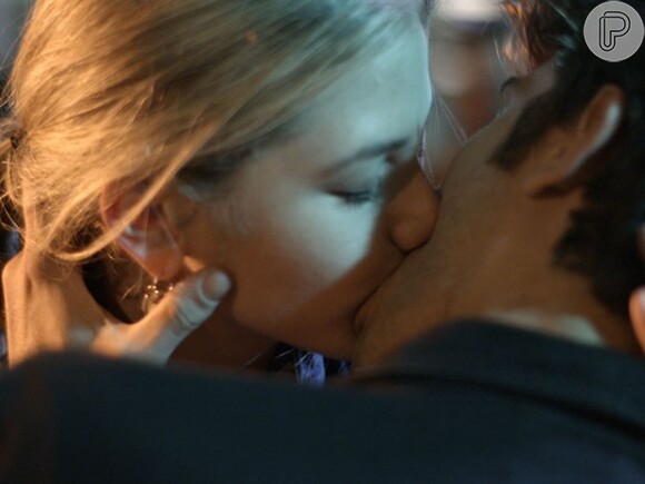 Com seu jeitinho direto, Cecília (Hanna Romanazzi) conseguiu beijar Rafael (Chay Suede), em 'Babilônia'