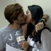 Na reportagem que fez, Amanada do 'BBB15' ainda ganhou um beijo técnico do ator Hugo Bonemer, da novela 'Alto Astral'