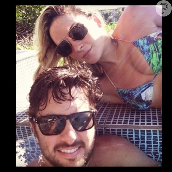 Claudia Leitte postou foto em que aparece de biquíni ao lado do marido, Marcio Pedreira, em 26 de maio de 2013