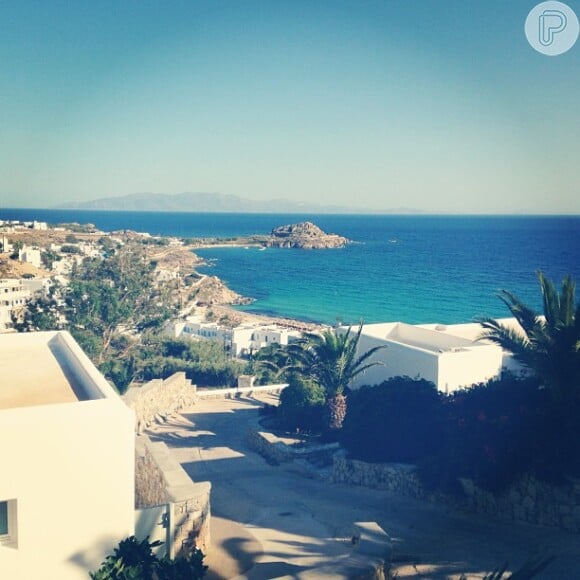 Sophia Abrahão publica foto de praia da Grécia