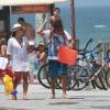 Juliana Knust e o marido, Gustavo Machado, aproveitam o dia de sol para curtir a praia com Matheus, de 2 anos