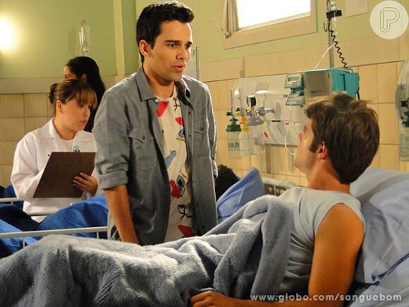 Filipinho (Josafá Filho) visita Xande (Felipe Lima) no hospital, em 'Sangue Bom'