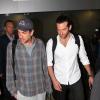 Bradley Cooper e Ed Helms desembarcam no Rio de Janeiro