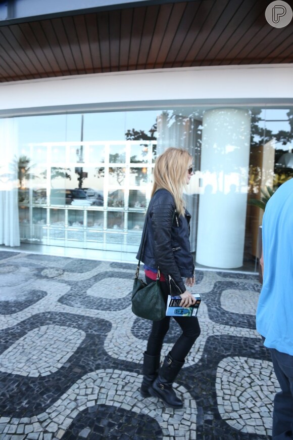 Heather Graham chega ao Hotel Fasano, no Rio