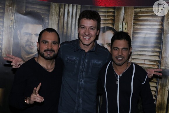 Rodrigo Faro posou com Zezé Di Camargo e Luciano nos bastidores do show