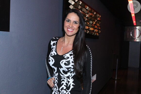 Graciele Larcerda, namorada de Zezé Di Camargo, escolheu um vestido de manga longa para conferir a apresentação