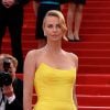 Charlize Theron escolheu um vestido tomara que caia amarelo, da Dior, para o segundo dia do Festival de Cannes 2015, nesta quinta-feira, 14 de maio de 2015