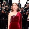 Julianne Moore optou por um vestido vermelho de veludo com fenda lateral, da grife Givenchy, para o segundo dia do Festival de Cannes 2015