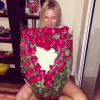 Fiorella Mattheis ganha buquê de flores em forma de coração de presente de aniversário do namorado Aexandre Pato