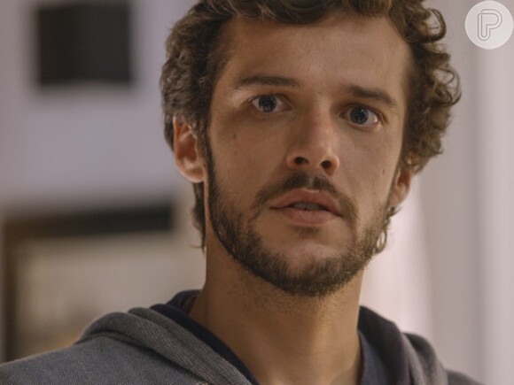 Pedro (Jayme Matarazzo) descobre que Júlia (Isabelle Drummond) vai viajar com Felipe (Michel Noher) e fica transtornado, na novela 'Sete Vidas', em 21 de maio de 2015