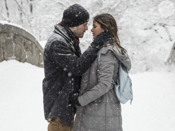 Apaixonados, Benjamin (Maurício Destri) e Mari (Bruna Marquezine) se beijaram quando se reencontraram em Nova York, na novela 'I Love Paraisópolis'