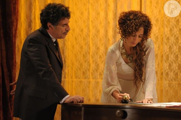 Isabel (Camila Pitanga) assina o contrado de compra do teatro Alheira, em capítulo que vai ao ar em dezembro de 2012
