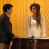 Isabel (Camila Pitanga) assina o contrato de compra do teatro Alheira