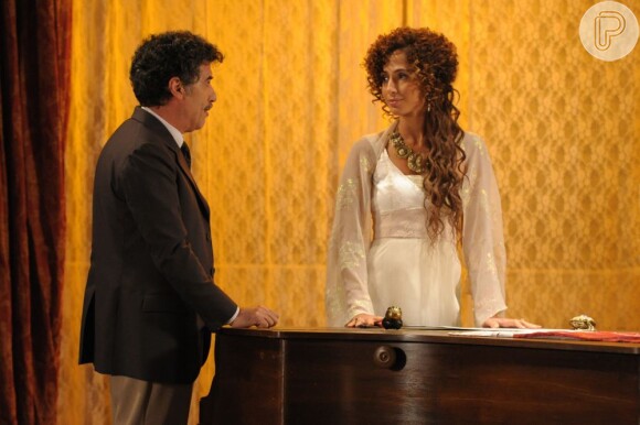 Isabel (Camila Pitanga) assina o contrato de compra do teatro Alheira