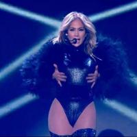 Jennifer Lopez é criticada por telespectadores ao usar figurino ousado