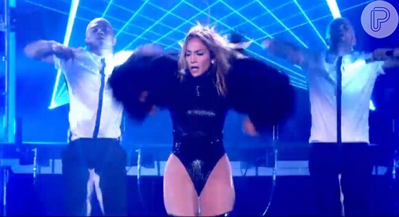 Jennifer Lopez cantou 'Live it Up', o novo single dela em parceria com o rapper Pitbull