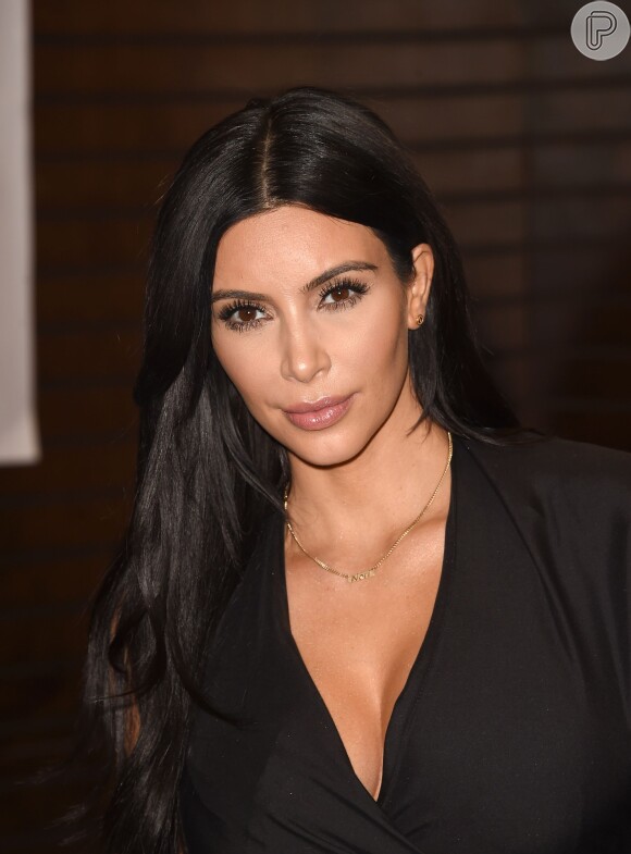 Kim Kardashian revela em entrevista à revista 'Veja São Paulo' seus segredos para a selfie perfeita