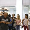Sandy embarcou no aeroporto Santos Dumont, na Zona Sul do Rio, nesta segunda-feira, 18 de maio de 2015. Muito assediada, a jurada do 'SuperStar' distribuiu beijos e acenos para os fãs