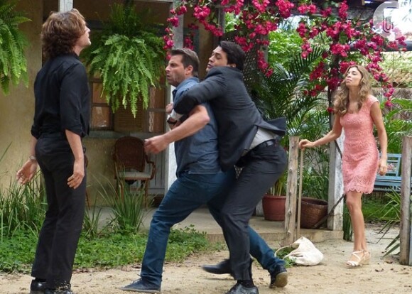 Hélio (Raphael Viana) segura Cassiano (Henri Castelli) e impede que ele dê outra surra em Alberto (Igor Rickli), em 'Flor do Caribe'
