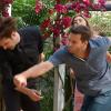 Cassiano (Henri Castelli) se descontrola e dá um soco em Alberto (Igor Rickli), em 'Flor do Caribe', em 30 de maio de 2013