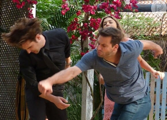 Cassiano (Henri Castelli) se descontrola e dá um soco em Alberto (Igor Rickli), em 'Flor do Caribe', em 30 de maio de 2013