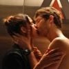 Marizete (Bruna Marquezine) e Benjamin (Maurício Destri) não resistiram à atração e se beijarm dentro do elevador, na novela 'I Love Paraisópolis'