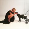 Fiorella Mattheis usou um vestido longo com uma grande fenda para posar ao lado de Valente, um cachorrinho com deficiência física. 'Especialmente especial', comemorou a artista em seu Instagram